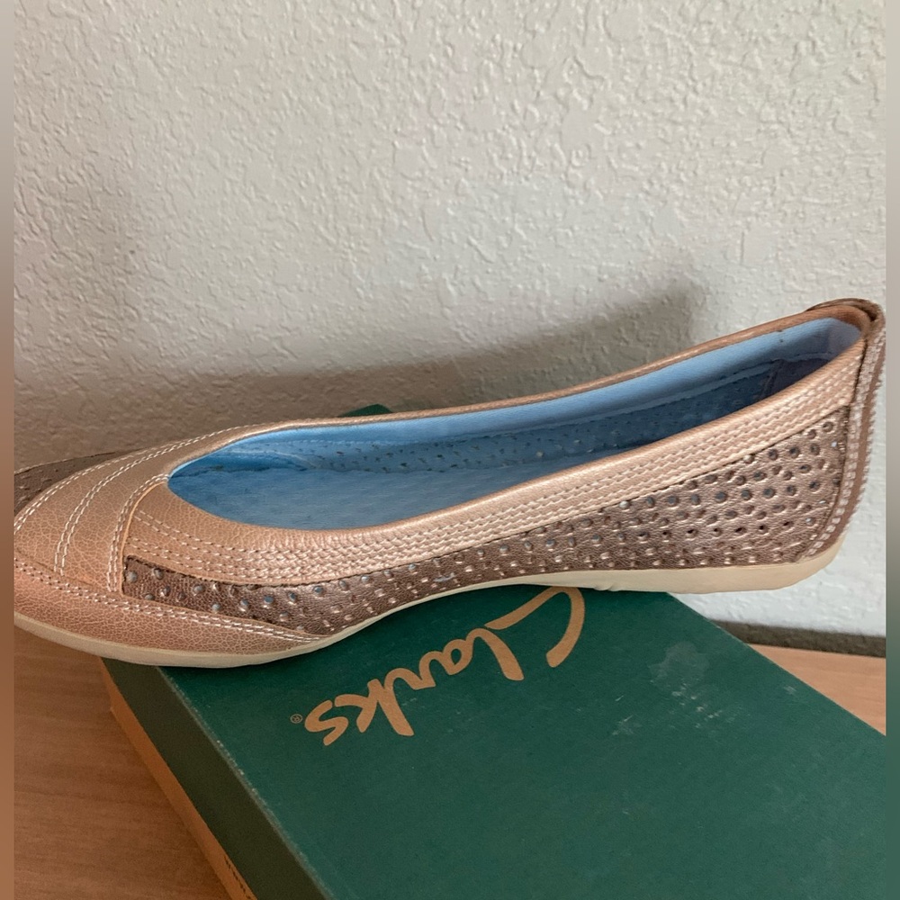 Clarks Women's Tan and Brown Flats Orbit Flight size 9.5 - Picture 7 of 9